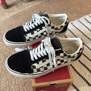 Old Skool Vans- blk/white checkered 
Men’s size 7.5
Women’s size 9